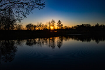 Fototapeta na wymiar Zachód słońca nad jeziorem
