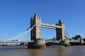 Fototapeta na wymiar View of the Tower Bridge in London on a sunny day