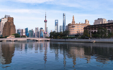 Obraz premium Oriental Pearl Tower in front of river