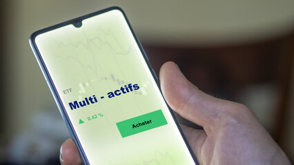 Investir dans un fonds etf multi - actifs actions en bourse sur un écran. Graphique, courbes, chandelles d'ETF.