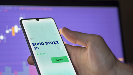 Investir dans un fonds etf euro stoxx 50 euro STOXX 50 sur un écran. Graphique, courbes, chandelles d'ETF.