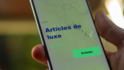 Investir dans un fonds etf articles de luxe actions en bourse sur un écran. Graphique, courbes, chandelles d'ETF.