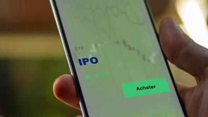 Investir dans un fonds etf ipo actions en bourse sur un écran. Graphique, courbes, chandelles d'ETF.