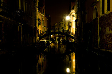 Obraz na płótnie Canvas Venedig bei nacht im Klimawandel