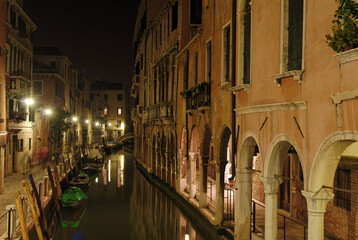 Obraz na płótnie Canvas Venedig bei nacht im Klimawandel