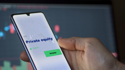 Investir dans un fonds etf private equity actions en bourse sur un écran. Graphique, courbes, chandelles d'ETF.