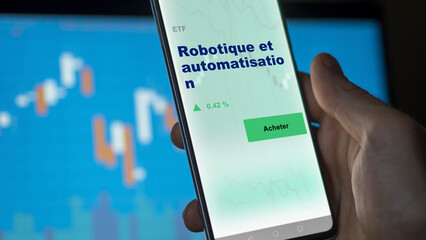 Investir dans un fonds etf robotique et automatisation actions en bourse sur un écran. Graphique,...