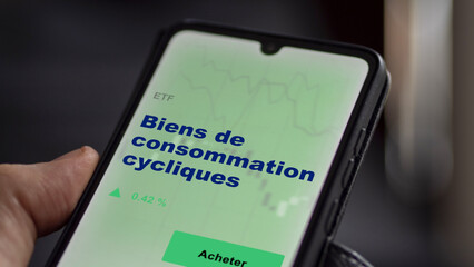 Investir dans un fonds etf biens de consommation cycliques actions en bourse sur un écran. Graphique, courbes, chandelles d'ETF.