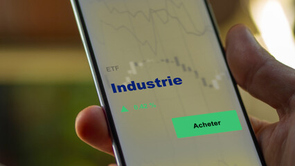 Investir dans un fonds etf industrie actions en bourse sur un écran. Graphique, courbes, chandelles d'ETF.