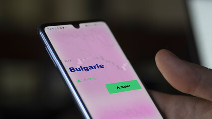 Investir dans un fonds etf bulgarie BULGARIE sur un écran. Graphique, courbes, chandelles d'ETF.
