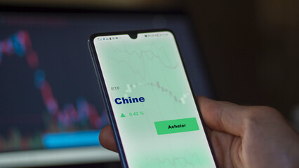 Investir dans un fonds etf chine CHINE sur un écran. Graphique, courbes, chandelles d'ETF.