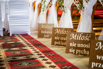 tabliczki kwiaty kościół dekoracja  biblia