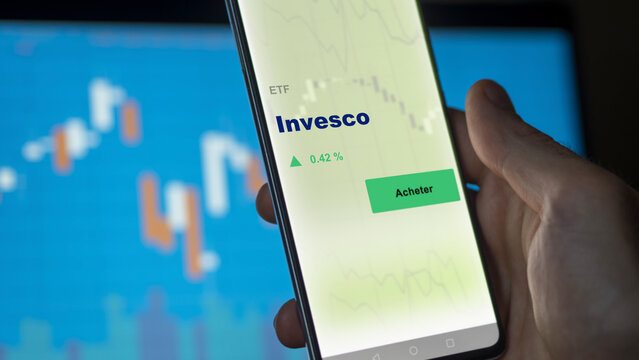 Le 20 juillet 2022, France, un actionnaire investi dans un fonds etf invesco INVESCO sur un &eacute;cran. Graphique, courbes, chandelles d'ETF.