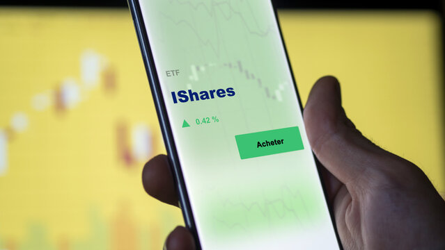 Le 20 juillet 2022, France, un actionnaire investi dans un fonds etf ishares ISHARES sur un &eacute;cran. Graphique, courbes, chandelles d'ETF.