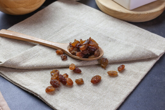 cuchara de madera con pasas 