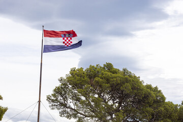 Kroatische Fahne mit Wappen im Wind 