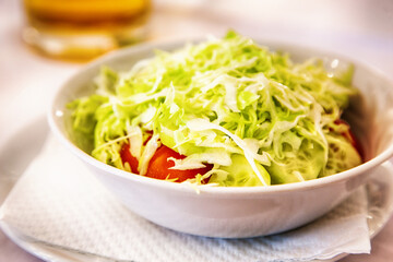 Salatteller zum Frühstück als gesundes Essen