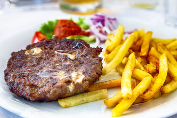 gegrilltes hamburgerfleisch mit pPmmes zum Mittagessen