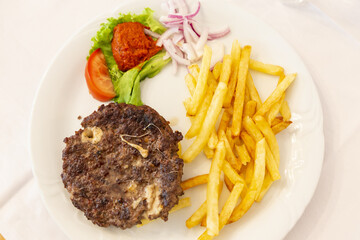 hamburger mit pommes als abendessen
