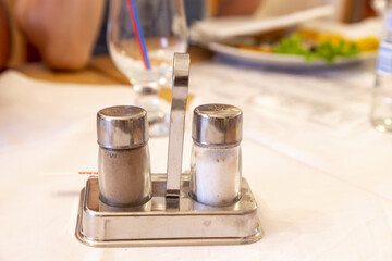 salzstreuer und pfefferstreuer in einem Restaurant auf dem Tisch