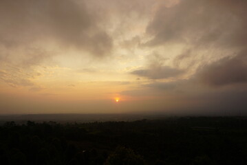 Obraz premium Sunrise over the hill. There are some clouds