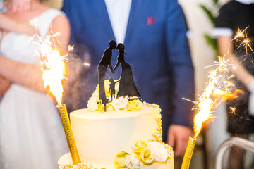tort dekoracja para ślub polska kwiaty małżeństwo