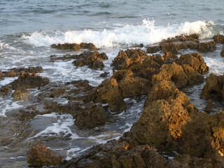 Wellen am Felsigen Strand