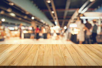 Obraz premium Empty wood on blur light bokeh of cafe in dark background