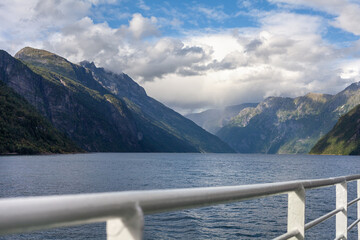 Norwegenreise - Fahrt mit dem Schiff über den Geirangerfjord -  Blick über die Reling der Fähre...