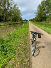 Fototapeta na wymiar Vélo au bord du canal du nivernais, Bourgogne 