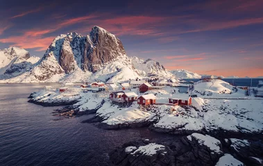 Gordijnen Hamnoy vissersdorp op de Lofoten-eilanden, Noorwegen met rode rorbu-huizen in de winter. Concept van reizen en vakantie op natuur, toeristen en visserij vrije tijd. Iconische locatie voor landschapsfotografen © jenyateua