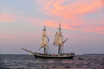 Fototapeta na wymiar Evening seascape with sailboat.