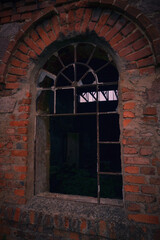 Fototapeta na wymiar Stare rozbite okno 