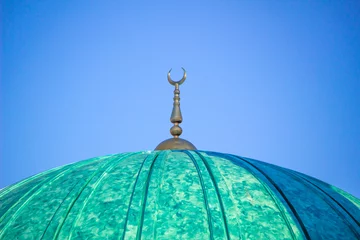 Crédence de cuisine en verre imprimé Half Dome green mosque dome isolated on clean blue sky