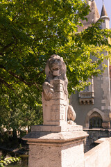 statue of the lion in the park