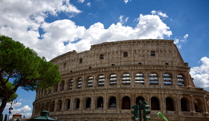 Obraz premium The ancient Colosseum located in Rome Italy during the summer.