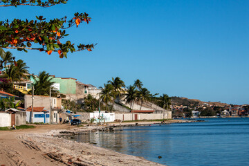 Fototapeta na wymiar Coast and houses on the beach of Sao Pedro da Aldeia, Cabo Frio, Brazil.