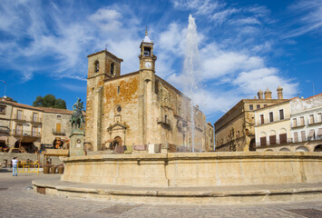 Fototapeta na wymiar Fountain in front of the historic St. Martin church in Trujillo, Spain