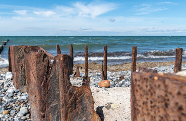 Reste einer Spundwand an der Ostseeküste bei Dranske, Insel Rügen, Deutschland