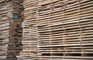 Holzlagerplatz an einem Sägewerk