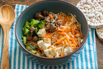 assiette de bibimap vegan en gros plan