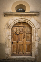 vieille porte dans un village de Provence