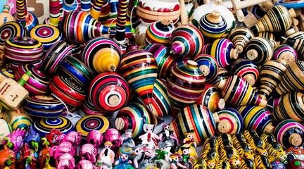 Fototapeta premium Juguete mexicano tradicional, balero, yoyo y dado. De madera, venta en marcado
