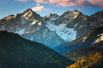 Widok na Tatry Wysokie o poranku z Rusinowej Polany © Michal45