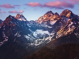 Widok na Tatry Wysokie o poranku z Rusinowej Polany © Michal45