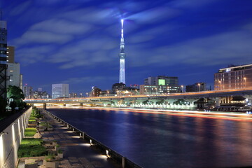 Fototapeta na wymiar 隅田川テラスから見る首都高速と屋形船の光跡と東京スカイツリーと蔵前橋の夜景
