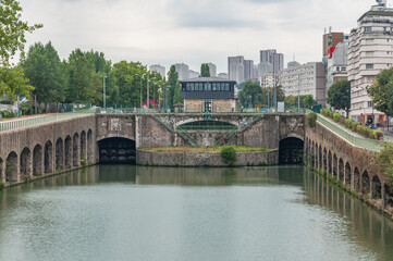 Canal Saint Denis et écluse du Pont de Flandre à Paris La Villette