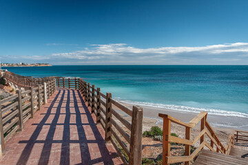 Obraz premium Wooden bridge in the sea