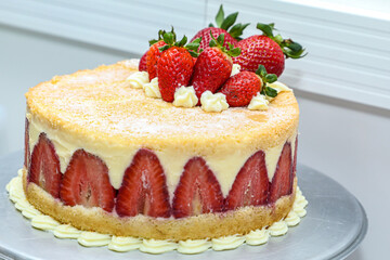 Strawberry naked cake, with the photo in the fruit above the cake, with the dough on the top and bottom, with strawberry and cream filling.