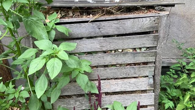 Bac &agrave; composte en bois dans un jardin, Bourgogne